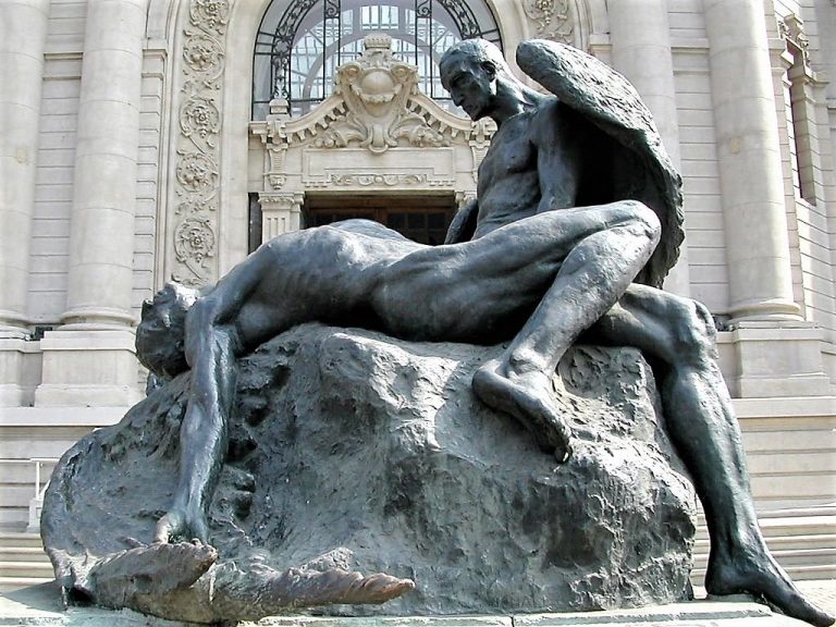 A statue of Daedalus and Icarus. Santiago